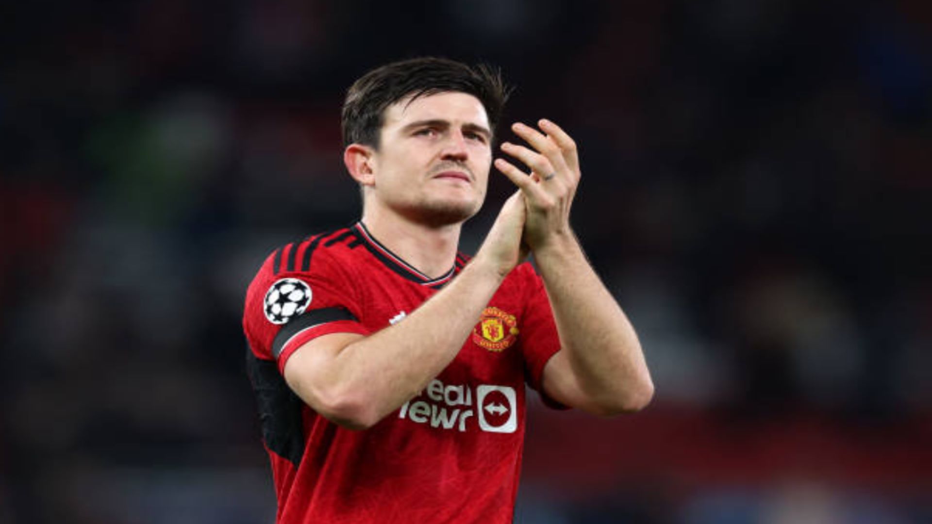 Mùa hè năm ngoái, Maguire tưởng chừng đã ở rất gần viễn cảnh rời sân Old Trafford sau khi ban lãnh đạo Quỷ Đỏ đồng ý lời đề nghị hỏi mua trị giá 30 triệu bảng từ West Ham United nhưng cuối cùng thương vụ đã đổ bể phút chót.